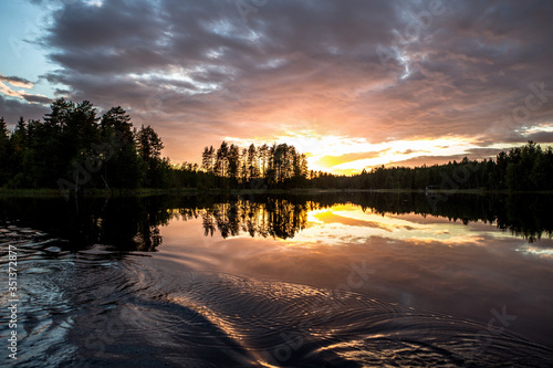 Finnland, Linnansaari Nationalpark, Wanderung im Linnansaari Nationalpark. Erreichbar mit dem Boot von Oravi aus., Sonnenuntergang über dem See photo