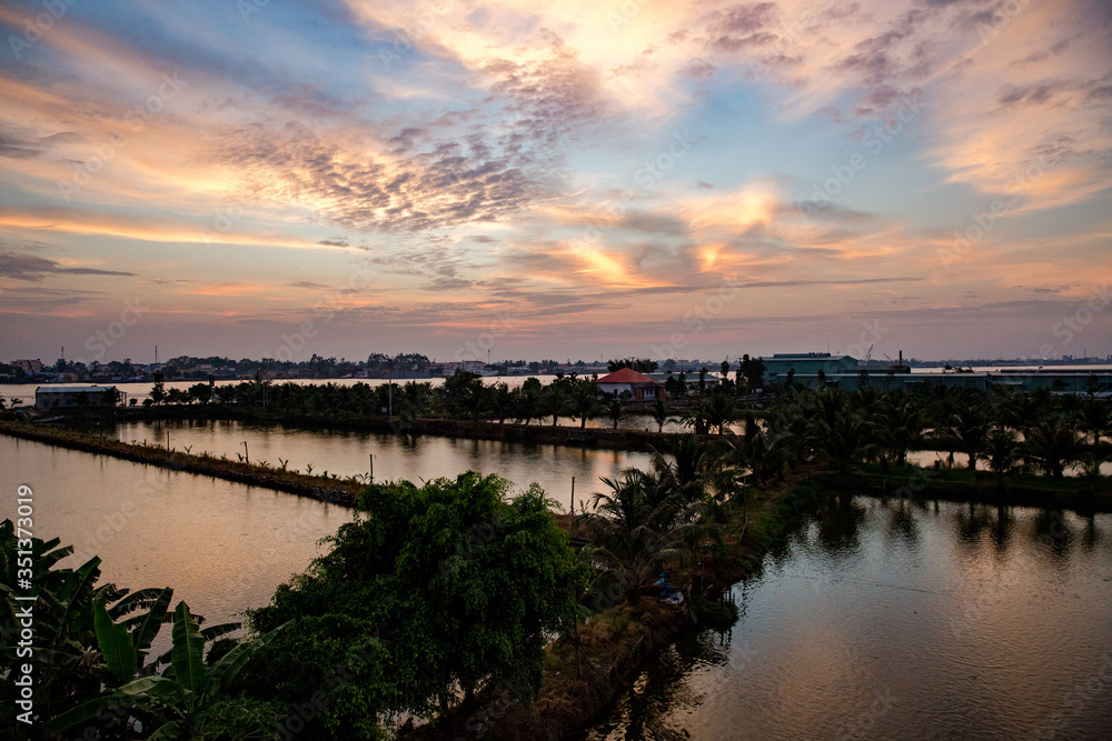 Vietnam, Cần Thơ, Bình Thủy, Zu Besuch auf der Insel Con Son (Cồn Sơn, Bùi Hữu Nghĩa,) in der Nähe von Cần Thơ der größte Stadt im Mekong-Delta und gleichzeitig die Hauptstadt des Mekong Delta. Wanderung zum Aussichtspunkt der Insel bei Sonnenuntergang. Blick über die Insel vom Aussichtspunkt., Begrünte Wege mit Palmen im Fluss bei Sonnenuntergang Vietnam, Cần Thơ, Bình Thủy, Zu Besuch auf der Insel Con Son (Cồn Sơn, Bùi Hữu Nghĩa,) in der Nähe von Cần Thơ der größte Stadt im Mekong-Delta und gleichzeitig die Hauptstadt des Mekong Delta. Wanderung zum Aussichtspunkt der Insel bei Sonnenuntergang. Blick über die Insel vom Aussichtspunkt., Begrünte Wege mit Palmen im Fluss bei Sonnenuntergang