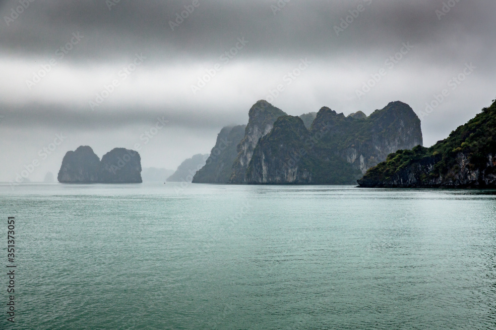 Vietnam, Quảng Ninh, Hạ Long, Die Halong Bucht von einem Boot aus bei Regen Vietnam, Quảng Ninh, Hạ Long, Die Halong Bucht von einem Boot aus bei Regen