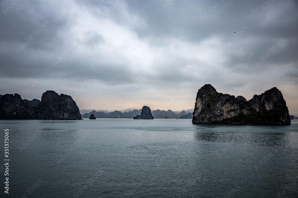 Vietnam, Quảng Ninh, Hạ Long, Die Halong Bucht von einem Boot aus bei Regen Vietnam, Quảng Ninh, Hạ Long, Die Halong Bucht von einem Boot aus bei Regen