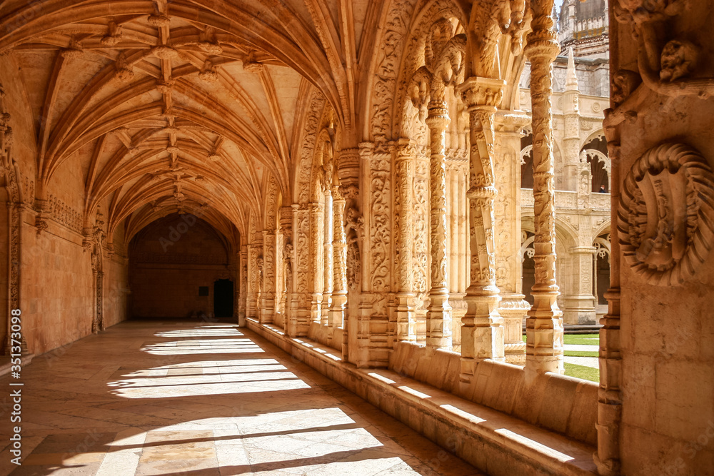 Portugal, Lissabon, Das Mosteiro dos Jerónimos. Die Innenanlage der Klosteranlage des heiligen Hieronymus in Belém. Es gilt als bedeutendster Bau der Manuelinik, einer portugiesischen Variante der Spätgotik. Belém steht im Portugiesischen für Bethlehem und ist der Name eines am Tejo gelegen Stadtteils im Westen der portugiesischen Hauptstadt Lissabon Portugal, Lissabon, Das Mosteiro dos Jerónimos. Die Innenanlage der Klosteranlage des heiligen Hieronymus in Belém. Es gilt als bedeutendster Bau der Manuelinik, einer portugiesischen Variante der Spätgotik. Belém steht im Portugiesischen für Bethlehem und ist der Name eines am Tejo gelegen Stadtteils im Westen der portugiesischen Hauptstadt Lissabon