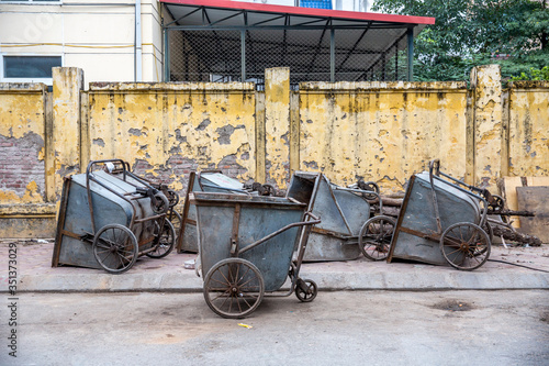 Vietnam, Hà Nội, Ba Đình, Stadtteil Cong Vi Ba Dinh / Q. Ba Dính, Mülleimer der Müllabfuhr, werden per Hand gezogen photo