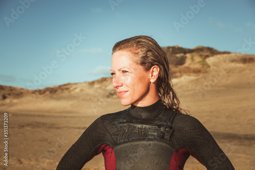 Spanien, Kanaren, La Oliva, Auf der Insel Fuerteventura. Eine Surferin am Strand von Punta Mallorquin ca. 3 km südlich von El Cotillo entfernt