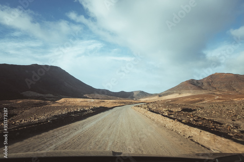 Spanien, Kanaren, Pájara, Auf der Insel Fuerteventura. Fahrt mit dem Auto im Süden von Fuerteventura. Hier auf der Straße die zum Strand El Puertito oder Playa Calle Piragua führt