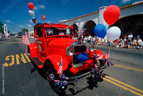Canvas Print An antique car at Ojai's 4th of July parade, CA