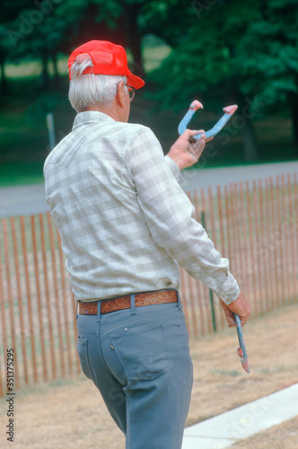 A senior playing a game of horseshoes, St. Louis, MO Fototapet