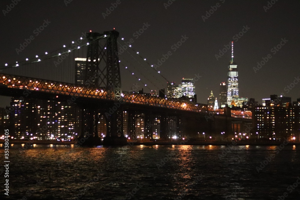 Puente por la noche en Manhattan, Nueva York.