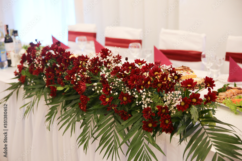 Naklejka premium stylish table with fruits and flowers for a holiday on the outdo.