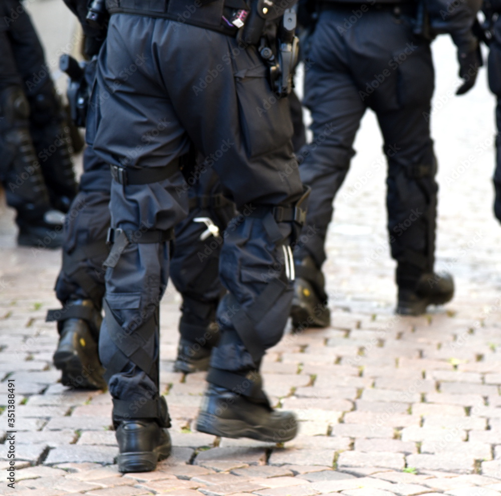 Polizeiaufgebot in schwarzer Uniform auf einer Corona-Demo Polizeiaufgebot in schwarzer Uniform auf einer Corona-Demo