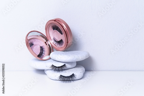 Valokuva Magnetic fake artificial eyelashes in pink mirror kit on white background
