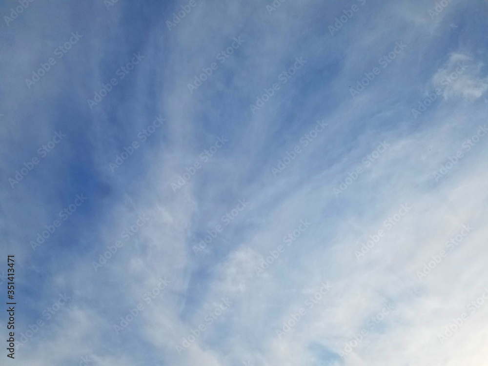 Fototapeta premium 晴れ・青空（天色）・朝、昼・巻層雲（うす雲）・雲8割