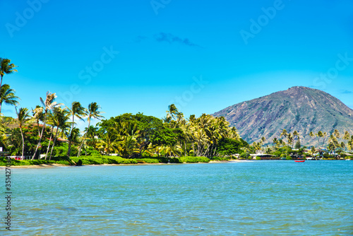ハワイのエメラルドグリーンの海とココ・ヘッド地域公園の景色。 ココ・ヘッドとココ・クレーター