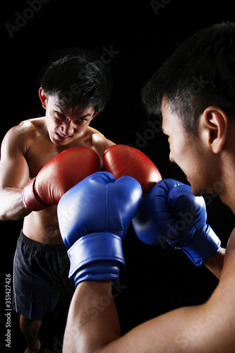 Men fighting © ImageHit