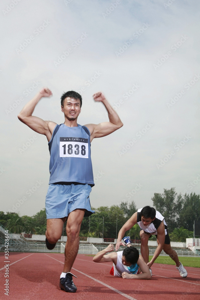 Obraz premium Man upon reaching finishing line