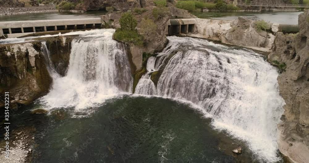 Top falls at the shoshone falls in idaho Top falls at the shoshone falls in idaho