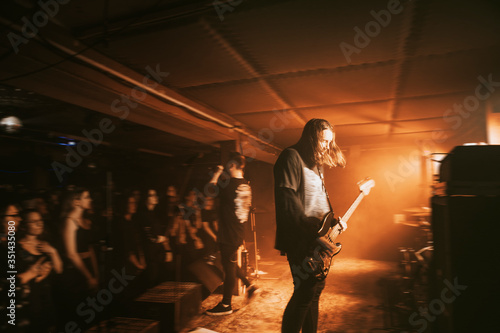 Fotografi Bassist playing on stage