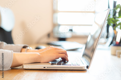 OL　テレワーク　リモートワーク　テレビ会議　ビジネス　打ち合わせ　オフィス　パソコン　女性 オフィスレディ