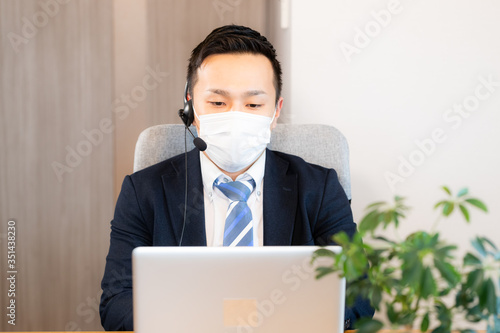 サラリーマン　テレワーク　リモートワーク　テレビ会議　男性　ビジネス　打ち合わせ　オフィス　パソコン