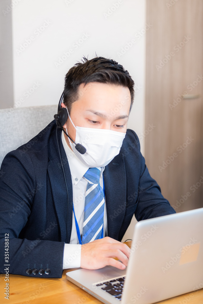 サラリーマン テレワーク リモートワーク テレビ会議 男性 ビジネス 打ち合わせ オフィス パソコン サラリーマン テレワーク リモートワーク テレビ会議 男性 ビジネス 打ち合わせ オフィス パソコン