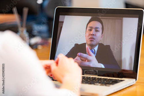 サラリーマン　テレワーク　リモートワーク　テレビ会議　男性　ビジネス　打ち合わせ　オフィス　パソコン　女性 