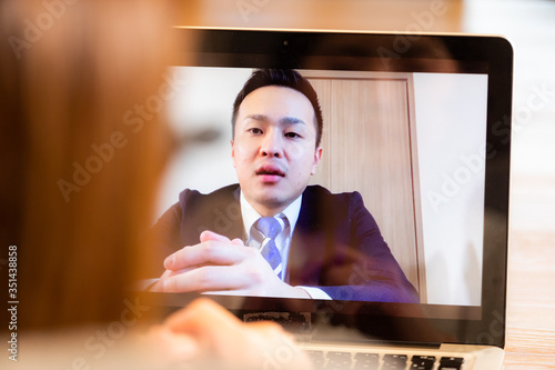 サラリーマン　テレワーク　リモートワーク　テレビ会議　男性　ビジネス　打ち合わせ　オフィス　パソコン　女性 