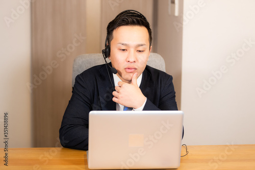 サラリーマン　テレワーク　リモートワーク　テレビ会議　男性　ビジネス　打ち合わせ　オフィス　パソコン