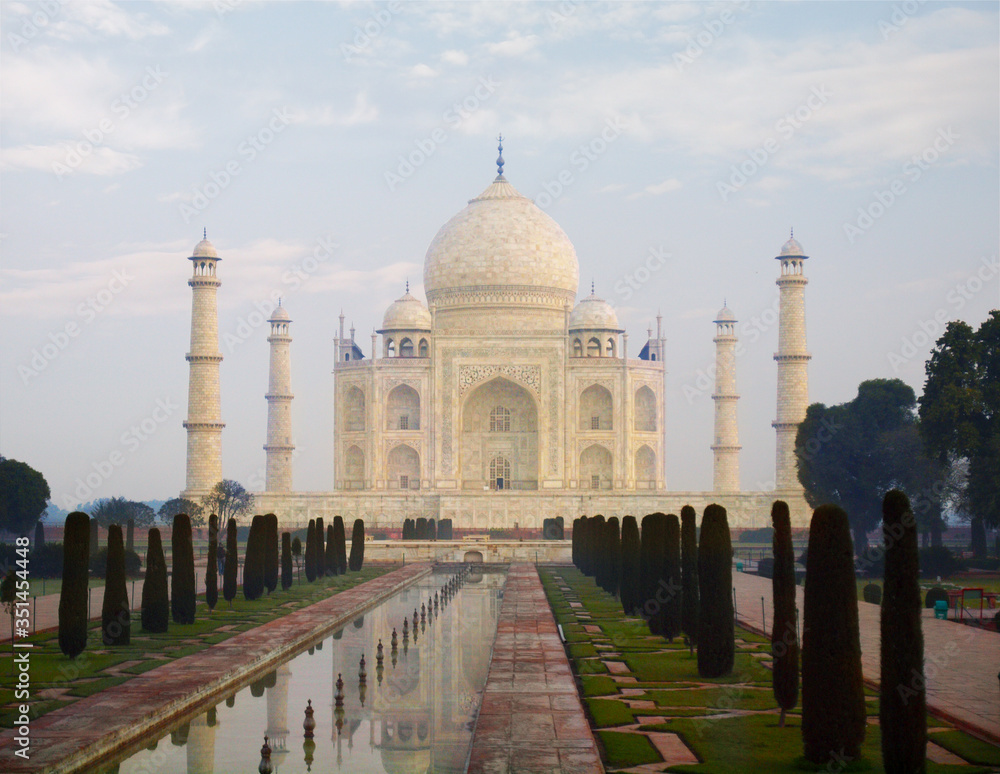 Obraz premium Taj mahal mausoleum in the city of agra in the uttar pradesh province in India