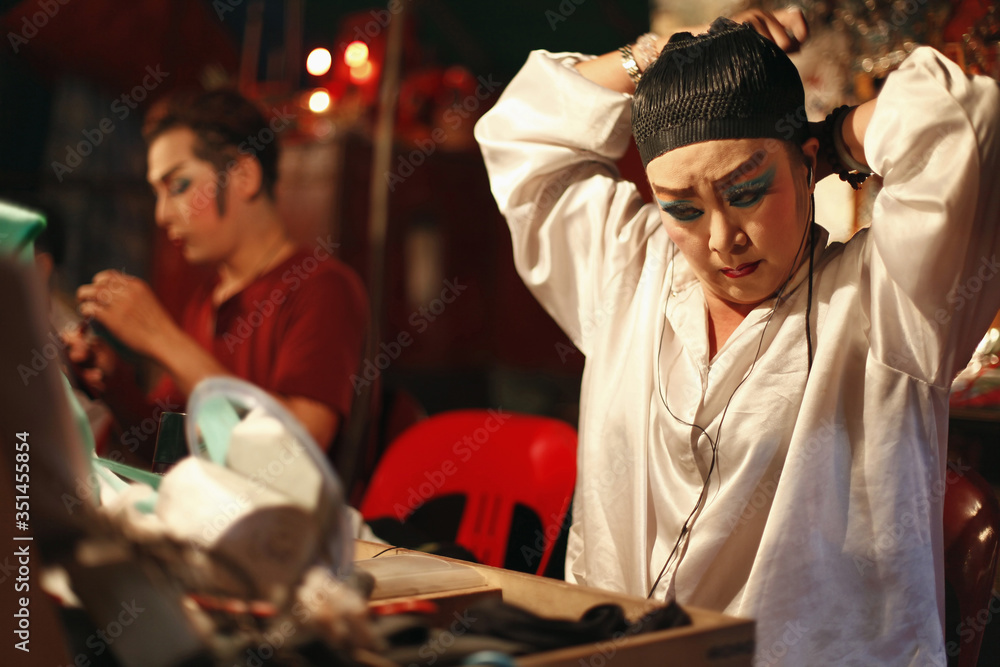 Obraz premium Opera performers preparing for the stage performance