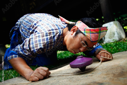 Foto Man spinning a top