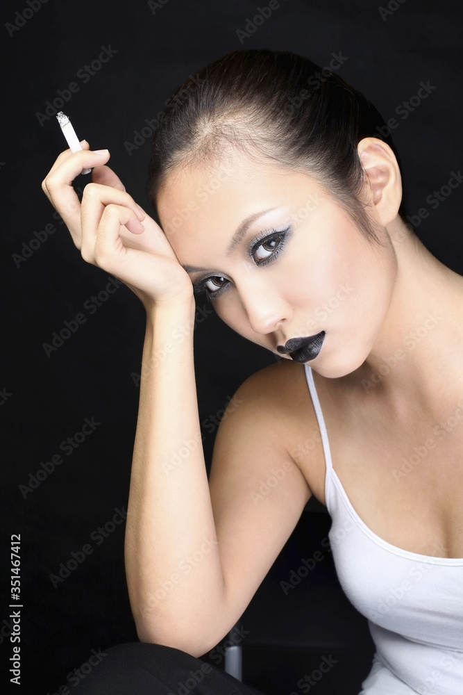 Obraz premium Woman smoking cigarette