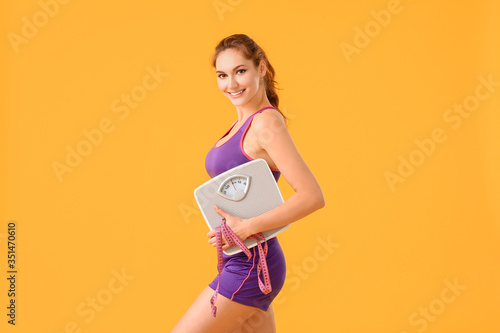 Young woman with weight sca...