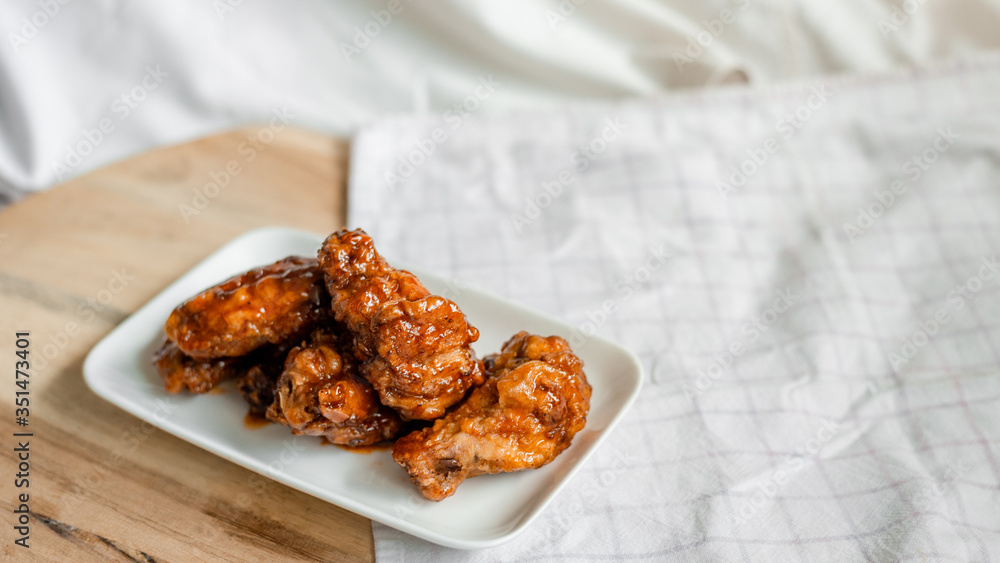 fried chicken wings with spicy sauce on cutting board fried chicken wings with spicy sauce on cutting board