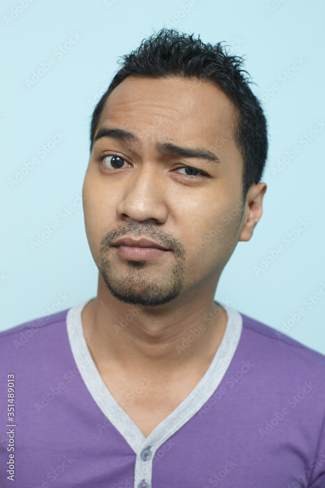 Obraz premium Man looking suspicious