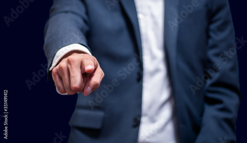 指を差すビジネスマンのイメージ