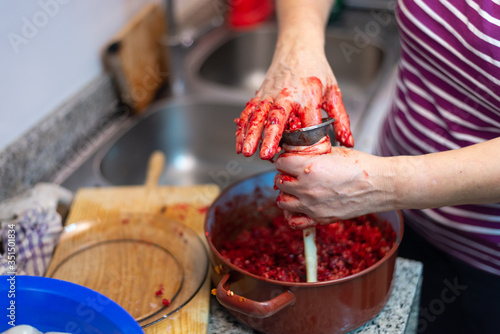 Una mujer rellena una tripa durante la elaboración de morcillas tradicionales de arroz de Burgos. Tomada el 20 de febrero de 2020 en Burgos, Castilla y León.