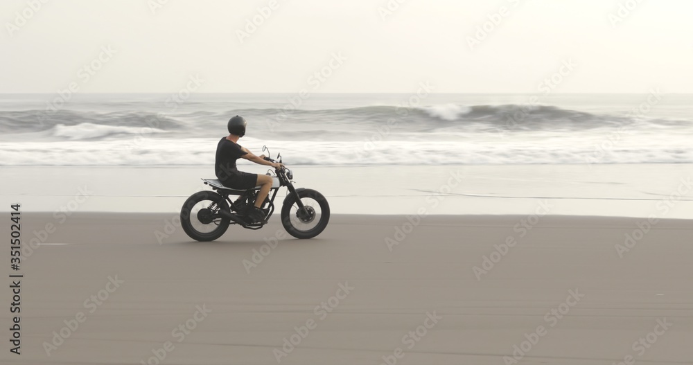 Fototapeta premium motocykl plażowy rowerzysty