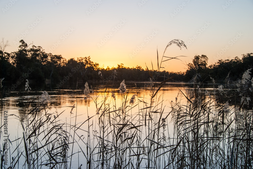 Obraz premium Sunset over the River Murray