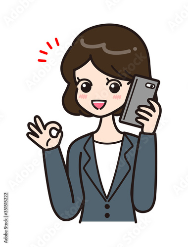 スーツの女性　スマホ　ポーズ