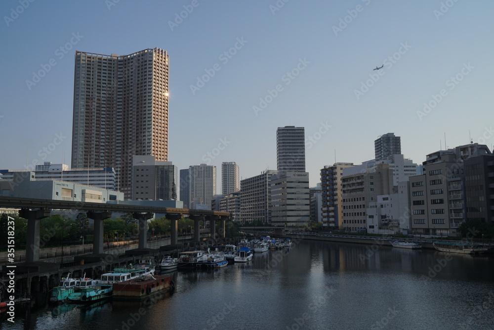 芝浦渚橋からの運河の眺め　羽田空港新航路の機影