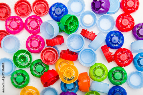 Kolorowe zakrętki od napojów. Segregacja śmieci. Recykling - zbieranie plastiku.  © art08