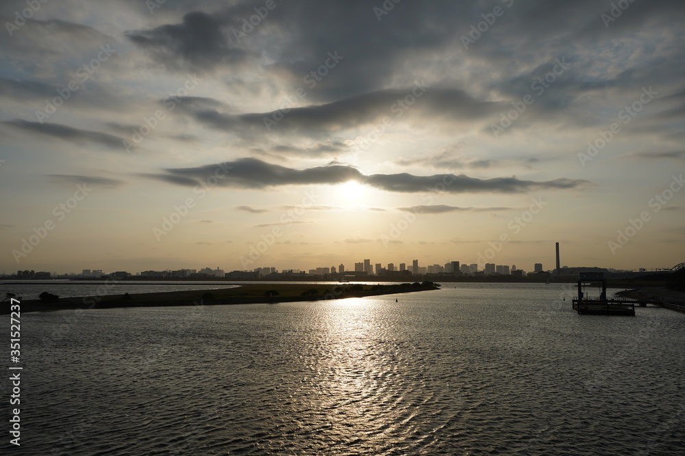 Naklejka premium 東京湾の夕暮れ 夕焼け 夕景 海辺 