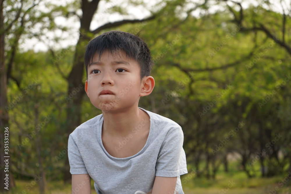 少年 公園 見つめる 顔 少年 公園 見つめる 顔