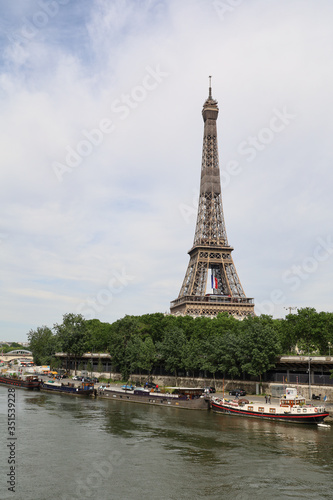 View of the Eiffel Tower from a bridge in Paris after the end of the lockdown © M.Etcheverry