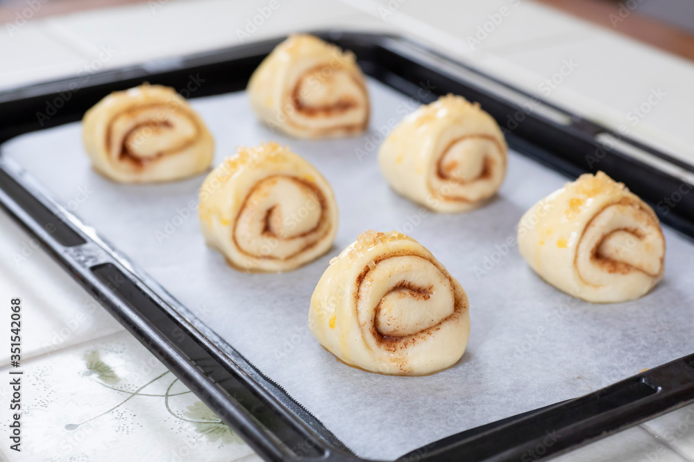 自宅でパン作り シナモンロール フィンランド式の成型 オーブンで焼く前の生地 Stock Photo Adobe Stock 自宅でパン作り シナモンロール フィンランド式の成型 オーブンで焼く前の生地 Stock Photo Adobe Stock