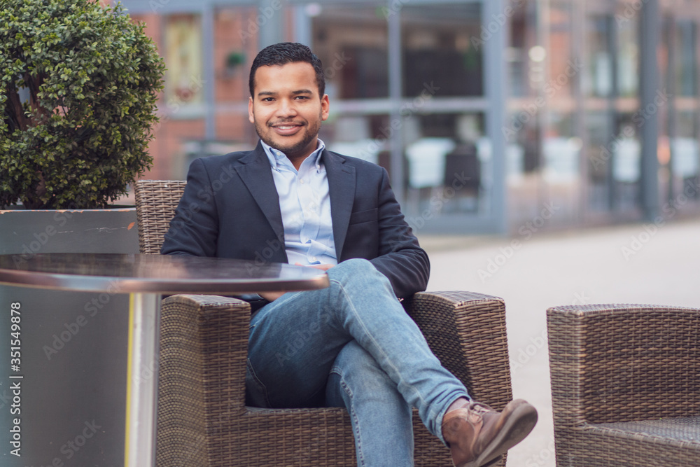 joven emprendedor trabajando en sus nuevo proyectos en la ciudad de lyon francia joven emprendedor trabajando en sus nuevo proyectos en la ciudad de lyon francia