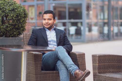 joven emprendedor trabajando en sus nuevo proyectos en la ciudad de lyon francia