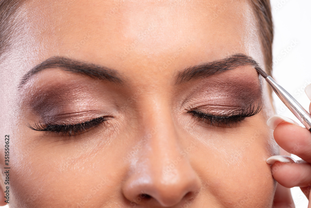 Filling the eyebrow with natural matching color makeup