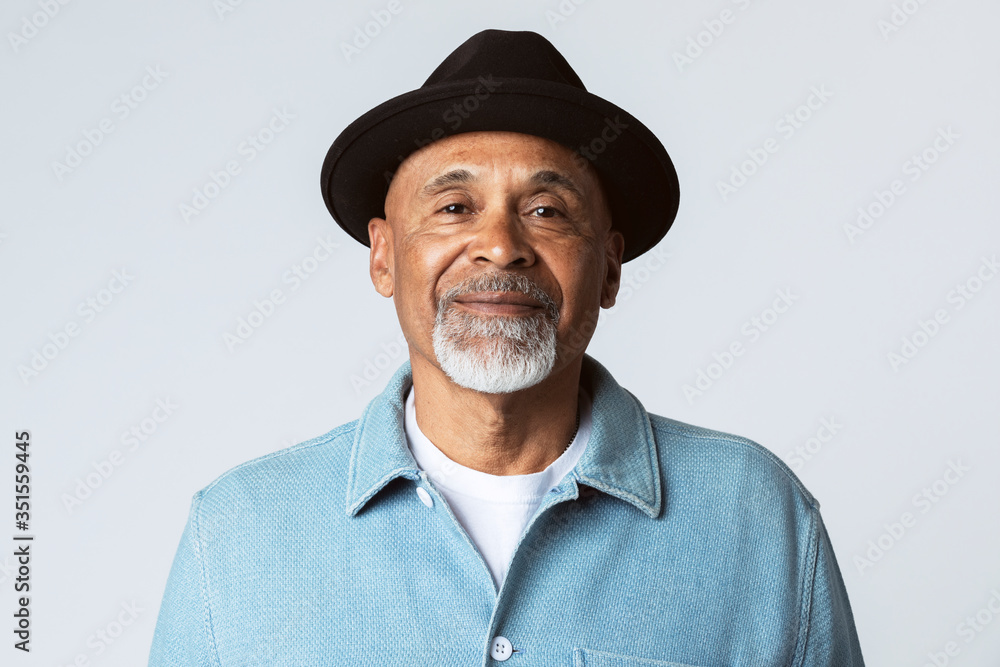 Happy senior man wearing a black hat - obrazy, fototapety, plakaty 