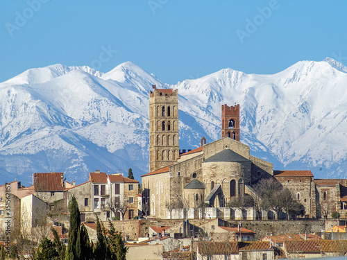 Clocher d'Elne avec vue sur le Canigou