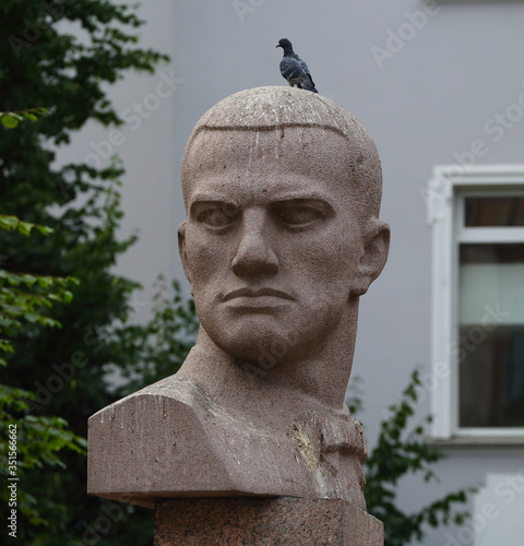Tableau sur toile The monument to Vladimir Mayakovsky, Mayakovsky street, Saint-Petersburg, Russia